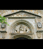Escudo de Juan López de Lazarraga en la fachada del convento Bidaurreta (Oñati)