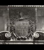 Escudo de armas de la familia de  D. Miguel de Aramburu. Fachada de su casa (Tolosa)